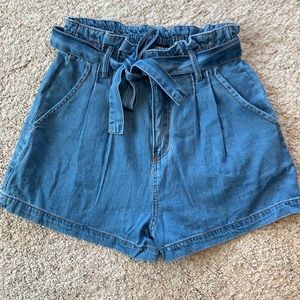 Jean shorts with tie